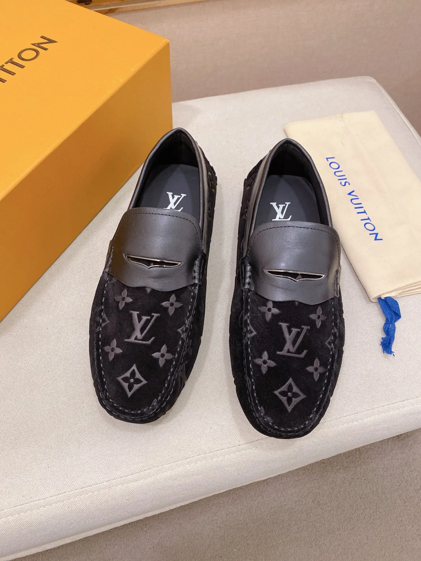 Factory price: 500💰High-end quality! LV 🆕🆕Exclusive hot-selling products in stock🔥🔥New products on the shelves, high-quality Ferragamo men's pea shoes, high-end casual driving shoes, with complete packaging! 💪 💪 Material: imported first-layer cowhide 🐂 + imported high-quality buffalo leather lining + wear-resistant outsole 👍🏻👍🏻 Features: high-end and comfortable, purely handmade 🚀 🚀 Create the perfect shoes that suit you best 🔥 🔥 Size: (38-44) 45 standard size can be customized!